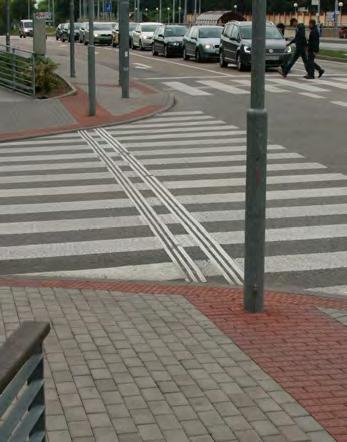 Hmatný pás Hmatný pás je zvláštní forma varovného pásu ohraničující místo, které na chodníku s cyklistickou stezkou nebo pásem pro in-line brusle určuje rozhraní mezi vymezeným prostorem pro chodce a