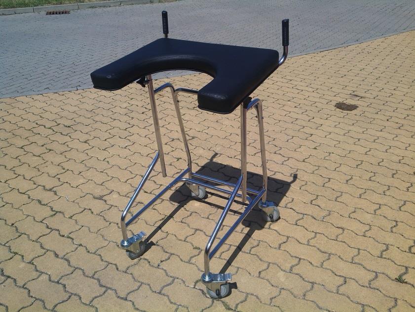 Chodítko pojízdné s opěrou chodítko s podpůrnou deskou je vhodné pro pohyb osob se sníženou stabilitou díky kolům s brzdičkami a rozšířené zadní části