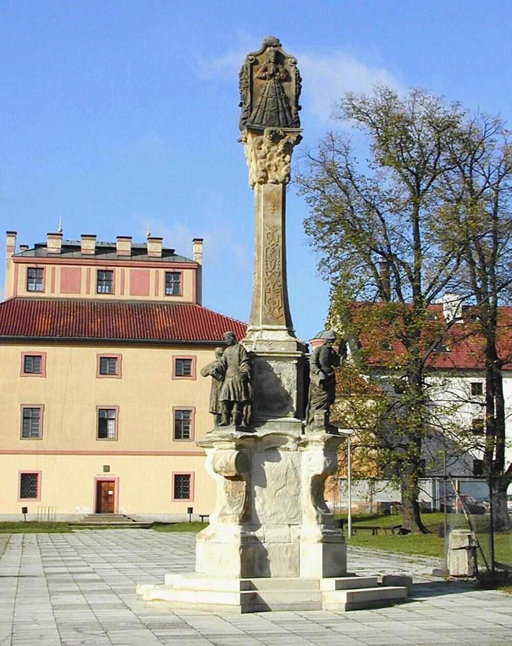 Husovo náměstí 128 Mariánský sloup Sochy a