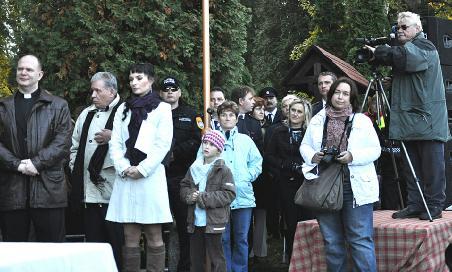 fotografové, taktéž reportérka z hradeckého rozhlasu.