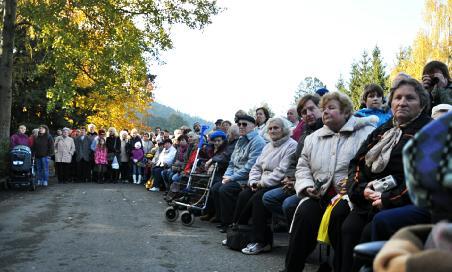 Několik stovek občanů v tichosti naslouchalo slovům