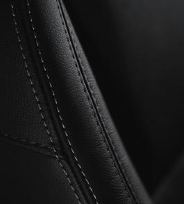 Čierne lesklé dekory a prvky z matného chrómu evokujú interiér luxusnej limuzíny.