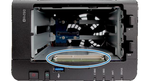 Přidání paměťového modulu do zařízení DiskStation Volitelný paměťový modul od společnosti Synology je určen k rozšíření paměti zařízení DiskStation.