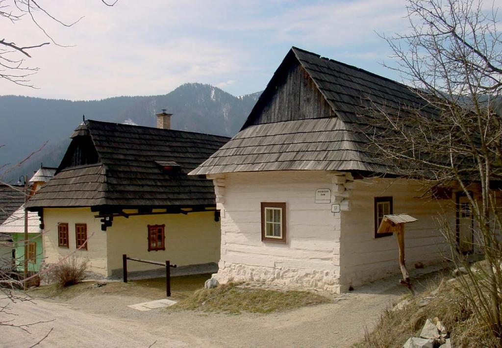 ROĽNÍCKY DOM A DVOR VLKOLÍNEC Expozícia tradičného bývania a spôsobu života obyvateľov horskej dediny, živiacich
