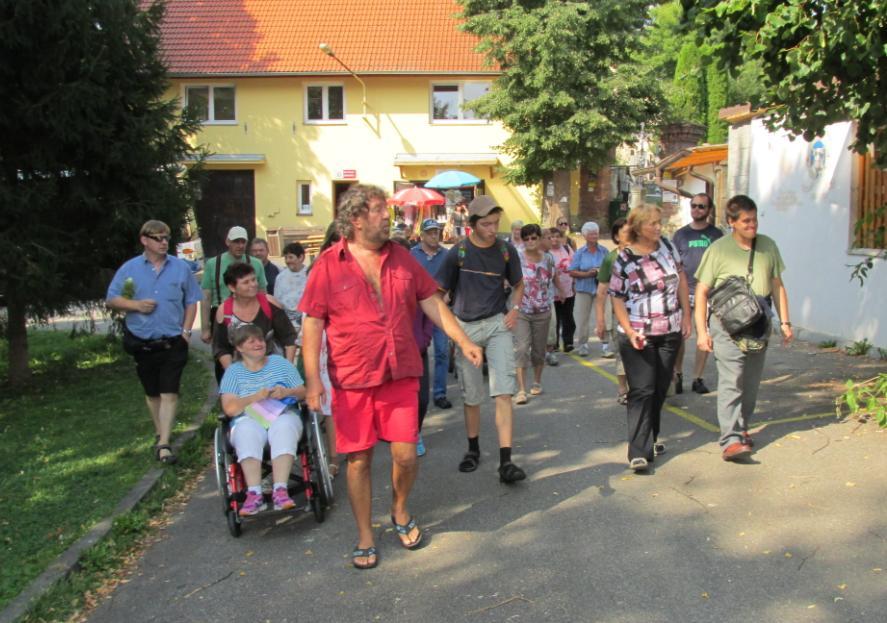 Byl to výlet i s rodiči uživatelů, který se jednou ročně snažíme uskutečnit. V ranních hodinách nás předem objednaný autobus vyzvedl a dopravil přímo na náves v Hošticích.