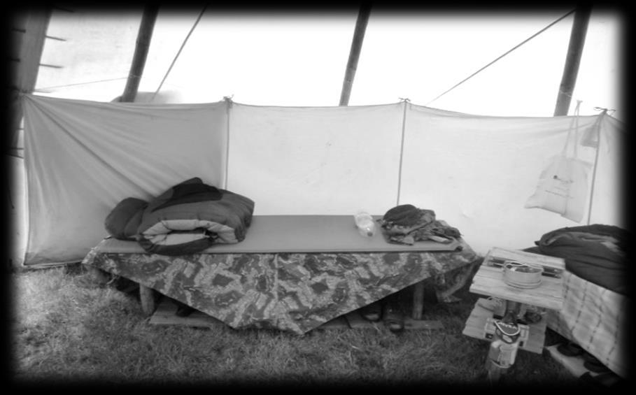 Strana 5 Ubytování Na táboře spíme ve stanech tee-pee po 5-7 lidech. Kluci spí na lehátcích nebo dřevěných postelích (nutná karimatka a spacák, který bude dostatečně teplý).