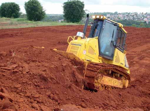 Ovládací systém hydrostatické převodovky (HST) Unikátní řídicí jednotka hydrostatické převodovky Komatsu monitoruje výstupní výkon motoru a aktivní aříení / pojedové atížení.