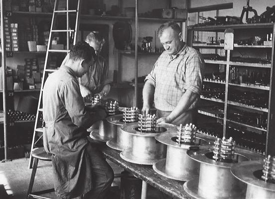 V tomto roce vzniká Hartmann & König Maschinenbau OHG. 1958: aby bylo možné zvýšit výrobní kapacitu a sortiment výrobků, stěhuje se firma do nových prostorů v obci Graben.