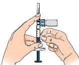 Udržujte injekční stříkačku ve vodorovné poloze. Pomalu vytahujte píst dozadu, abyste natáhli všechen roztok z injekční lahvičky do injekční stříkačky.