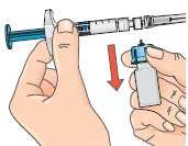 Oddělení injekční lahvičky a adaptéru od injekční stříkačky zajistí, že roztok bude při injekčním podání vytékat z jehly.
