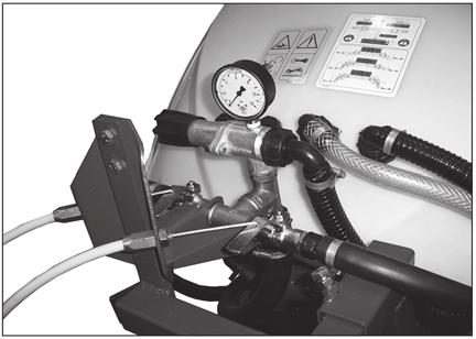 5 - Ovládání Řídící jednotka MC/2 Tato vysokotlaká ručně ovládaná řídící jednotka může být použita s pístovým nebo membránovým čerpadlem. Skládá se z tlakového ventilu a vestavěného tlakoměru.