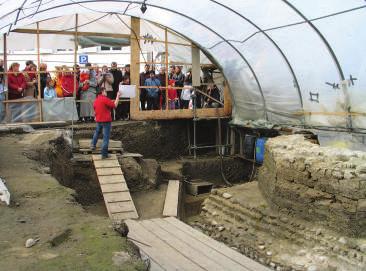 1. ÚVOD Archeologické poznání minulého ekonomického, společenského a kulturního vývoje společnosti osvětluje význam a širší souvislosti dnešního života každého člověka.