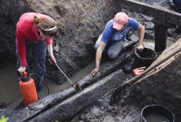 Analýza, sumarizace a přenos archeologického fondu Tato fáze je obvykle nazývána post-exkavační, ale jelikož ne všechny archeologické projekty zahrnují práce v terénu, tomuto pojmu se vyhýbáme.