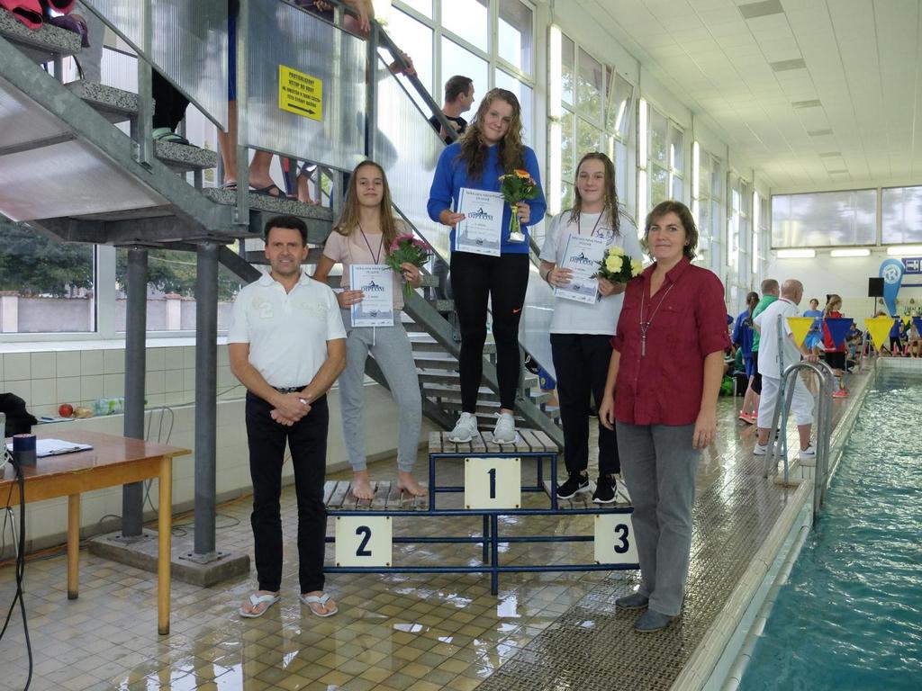 Na fotce vlevo je pan Radoslav Neubauer, starosta Mo Plzeň 3, vpravo je paní Lenka Kohoutová, prezident klubu. Nejlepšího času mezi žačkami dosáhla z klubu SK Radbuza Alexandra Heltová (2003).