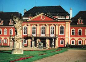 81) Jemniště: návštěva barokního zámku postaveného do roku 1724 nedaleko Benešova. Zámecký park je volně přístupný a v parku můžeme nově vidět lamy.