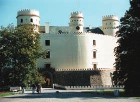 31) Zámek Orlík a plavba lodí, hrad Zvíkov: dopoledne navštívíme zámek Orlík. V průběhu staletí byl hrad postupně přestavován a zvyšován. Poslední přestavba v polovině 19. stol.