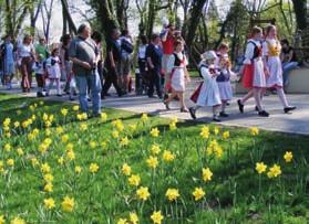 8) Velikonoční zámek Loučeň: praktickým ukázkám těch nejkrásnějších velikonočních zvyků mohou malí účastníci skupinových školních prohlídek přihlížet během prohlídky přímo