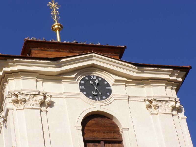 Kostel sv. Kateřiny Barokní kostel sv. Kateřiny je dominantou Dolního Bousova. Hlavní oltář a jeho sochařská výzdoba byly vytvořeny slavnou kosmonoskou dílnou Jelínků.