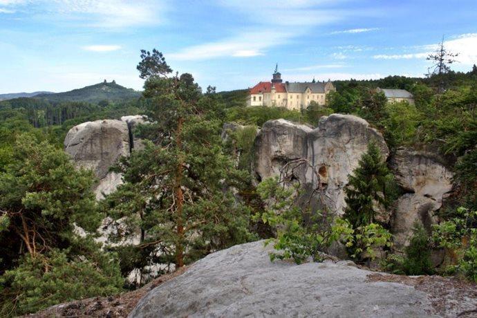 Obrázek 17: Zámek Hrubá Skála Trosky Dvouvrcholový vypreparovaný čedičový sopouch (488 m), byl tu postaven hrad v I. 1380-90 Čeňkem z Vartenberka.