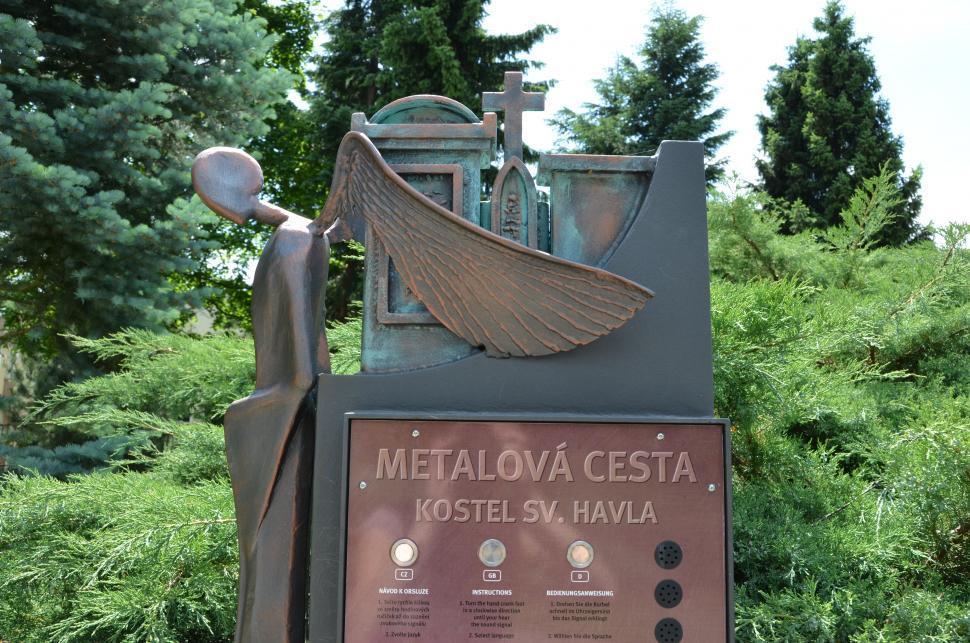 Návštěvníka cestou doprovází na dvanácti zastaveních originální, audiovizuální panely z kovářské dílny Davida Szalaye.