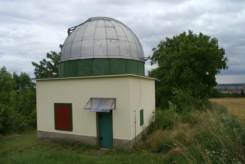 Střecha je ovšem nepůvodní a stejně jako zmenšené větrné kolo je výsledkem rekonstrukce již téměř rozpadlé stavby na přelomu tisíciletí.