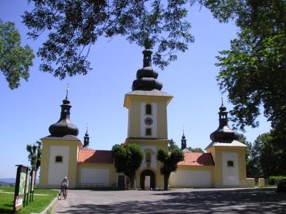 domů) vysoké stavby silné zdi bez