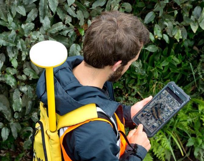 Trimble Catalyst Technologie softwarového GNSS přijímače Softwarový GNSS přijímač umožňuje uživatelům přístup k různým úrovním přesnosti na jejich vlastním mobilním zařízení, a to od 1 m do 1 cm.
