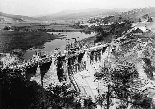 Construction of the Kníničky Dam, in the background flooded village Kníničky, 1939 Dalším typem výstupů projektu jsou edukační programy Procházka starým Bítovem a Jak se žilo v Bítově a Kníničkách,