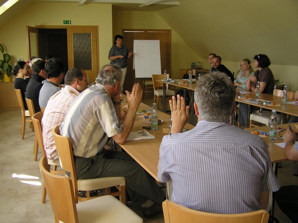 Hrušovansko přijímá do svého týmu pracovníků vstřícné, tvořivé a vzdělané osoby. Tyto osoby jsou v každodenním kontaktu s místními aktéry a veřejností, proto je nutné dbát na výběr těchto pracovníků.