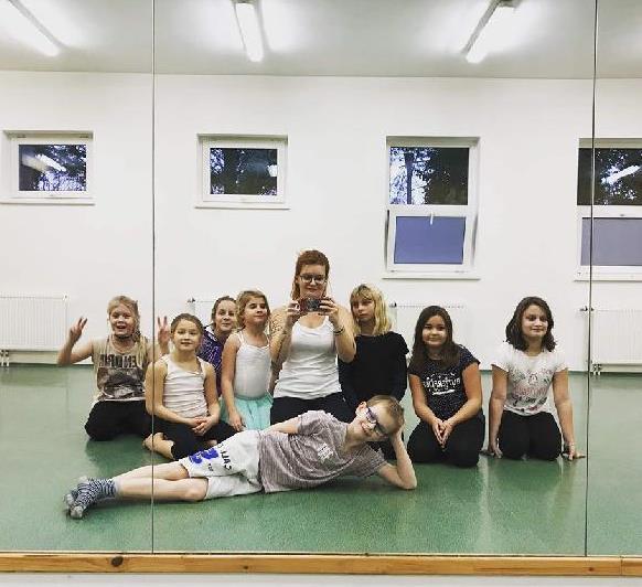 V Čelákovicích jsme otevřeli 4 kurzy taneční přípravky pro nejmenší děti od 3-5 let a také 4 kurzy tanečních lekcí pro děti mladšího školního věku se zaměřením na balet, aerobic a taneční gymnastiku.