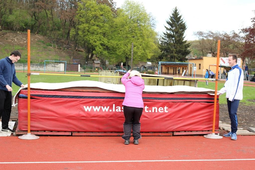 3 km chůze 1. Adam Petr SMOLA Chůze Praha 8.5.1950 66 65 17:59.98 0.7536 13:33.88 1. Borovičková Lenka SMOLA Chůze Praha 4.1.1973 44 40 15:38.16 0.9087 14:12.51 2.