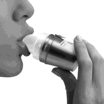 Β. Inhalace dávky Přístroj podržte před ústy. - Důkladně vydechněte. Dejte pozor, abyste nedýchali na náústek přístroje. - Přiložte Elpenhaler k ústům a rty pevně sevřete náústek.