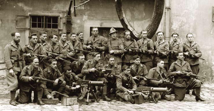 růžovým sadem. V květnu 1919 se totiž čs. jednotky na Slovensku utkaly s výborně vyzbrojenou stotisícovou armádou Ma arské sovětské republiky a utrpěly několik citelných porážek.