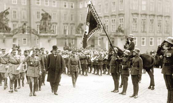 Mezi důstojníky na fotografii nechybí ani několik budoucích vysokých funkcionářů hlavního štábu.