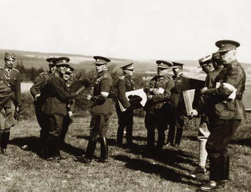SRDCE ARMÁDY Manévry ve třicátých letech a spolupráce se SSSR Ministr národní obrany František Machník (uprostřed) s čs.