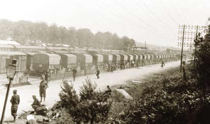 V březnu 1915 padl do ruského zajetí, kde se přihlásil do čs. legií. Službu konal u 6. čs. střeleckého pluku, od srpna 1918 u 11. čs. střeleckého pluku. 1920 1922 posluchač Válečné školy v Praze.