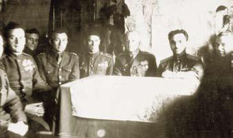 ZA DRUHÉ SVĚTOVÉ VÁLKY (1939 1945) V Buzuluku převzali Čechoslováci zásoby britských uniforem, včetně typických přileb, které zde zbyly po Andersově armádě Velitel 1. čs.