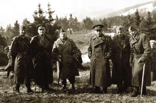 Karel Klapálek (třetí zprava) s nejbližšími spolupracovníky v dubnu 1945 na Malé Fatře Během osvobozování Slovenska se sbor příchodem