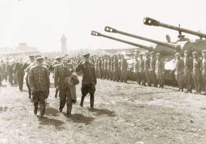 Nová vláda v čele s premiérem Zdeňkem Fierlingerem přiletěla na kbelské letiště 10. května 1945 (vpravo).