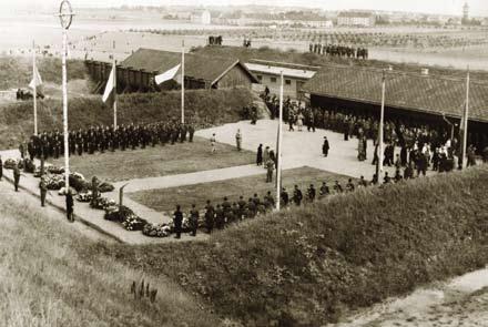 OD OSVOBOZENÍ K TOTALITĚ (1945 1989) Armádní generál Bohumil BOČEK 4. 11. 1894 16. 10. 1952 Generál Bohumil Boček v říjnu 1945 osobně předal Čs.