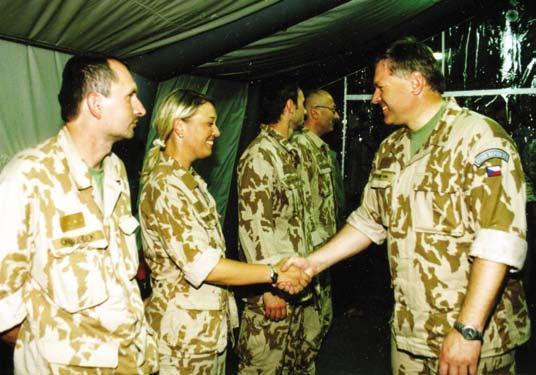 V prosinci 2003 odcestoval do Iráku kontingent Vojenské policie (vlevo), jenž se podílel na výcviku místních