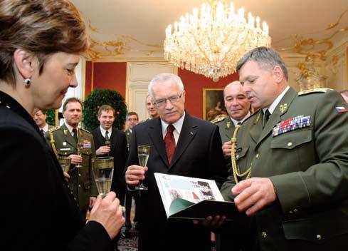 Po dlouhých takřka sto čtyřiceti letech byla v českých zemích zrušena základní vojenská služba a AČR se počínaje 1.