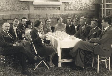 Nini do Puteaux (předměsti Paři že) František Kupka a Nini (Eugénie Straubová), 1909 Archiv 1924 / vystavuje v Galerii de la Boétie a vzbudi velký ohlas, výstavu organizuje jeho praktická a oddaná