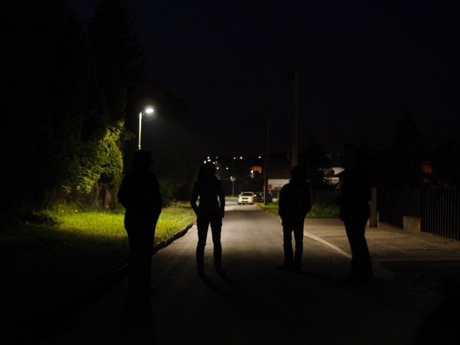 Účelem osvětlení komunikací je zvýšit viditelnost neosvětlených prvků (např. chodců a zvěře), snížit nároky na zrak řidičů a přispět tak k bezpečnějšímu provozu.