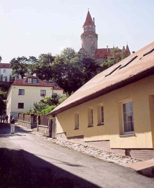 Základní údaje o obci Bouzov Obec Bouzov leží 14 km západně od Litovle a skládá