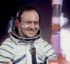 17. 3. 1968 se narodil český dětský herec Tomáš Holý. (obr. 07) 20. 3. 1933 se narodil herec Luděk Munzar. (obr. 08) 22. 3. 1808 zemřel Václav Matěj Kramerius, spisovatel, novinář a nakladatel, který v r.
