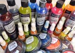Tekuté barvy Pro snadnější pochopení, jak tyto barvy fungují, by mělo pomoci jejich srovnání s vodovými barvami, kterými běžně malujeme na papír.