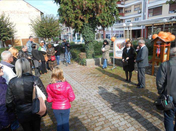 Upotreba najnovijih komunikacijskih tehnologija Pučka knjižnica i čitaonica Daruvar a) Otvorenje Knjižnice na otvorenom, 29. 10. 2014. g.