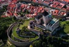Hrad bol vlastnený mnohými panovníkmi, najznámejším majiteľom tejto starodávnej pevnosti bol legendárny pán Váhu a Tatier.
