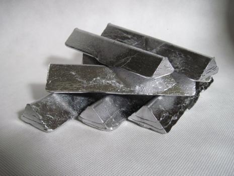 Olovo patří k nejrozšířenějším těžkým kovům vzhledem k tomu, že izotopy olova jsou produkty přirozených rozpadových řad. Hojně lze v přírodě nalézt rudu obsahující olovo - galenit PbS. 2.4.